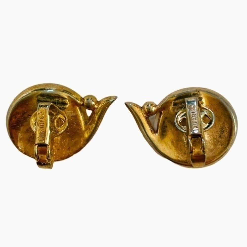 Vintage TRIFARI Oval Gold White Clip-On Earrings 1" Enamel Button Signed Good - Picture 5 of 6